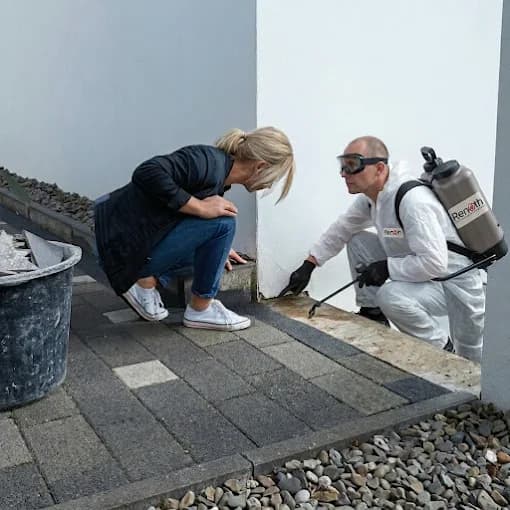 Renoth Kammerjäger im Einsatz – professionelle Schädlingsbekämpfung mit Schutzausrüstung